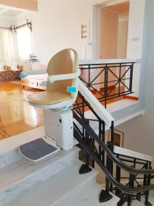 Αναβατόριο καρέκλα σκάλας στο πάνω μέρος μιας μαρμάρινης σκάλας, μέσα σε σπίτι.