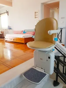 Κοντινή όψη του καθίσματος ενός αναβατορίου σκάλας, σταματημένο στον επάνω όροφο.