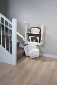 Το ίδιο αναβατόριο σκάλας με το κάθισμα, τα μπράτσα και το υποπόδιο διπλωμένα, για εξοικονόμηση χώρου όταν δεν χρησιμοποιείται.