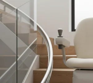 Λεπτομερής εικόνα του μηχανισμού και του χειριστηρίου σε ανελκυστήρα σκάλας, που δείχνει την ποιότητα κατασκευής και τον μοντέρνο σχεδιασμό.