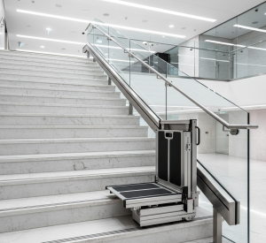 "Ανελκυστήρας πλατφόρμα ΑμεΑ σε εξωτερική καμπύλη σκάλα, απόδειξη προσαρμοσμένης λύσης για κάθε αρχιτεκτονική πρόκληση."