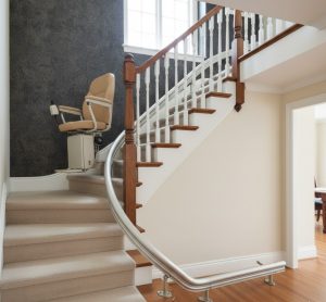 Ανελκυστήρας σκάλας με καρεκλάκι σε καμπύλη σκάλα, λύση προσβασιμότητας